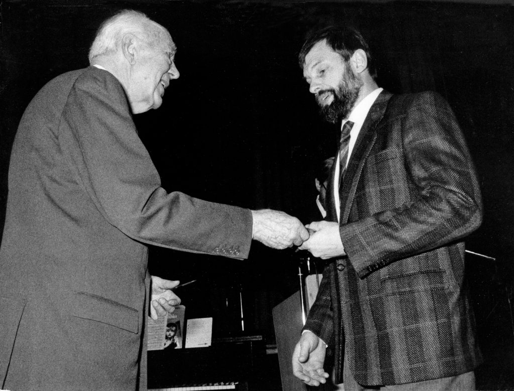 Hans Greger mottager RF:s högsta förtjänsttecken av Prins Bertil 1987.